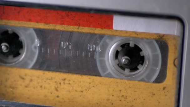 Nastro audio. Vintage nastro registratore riproduce audiocassetta inserito in esso — Video Stock