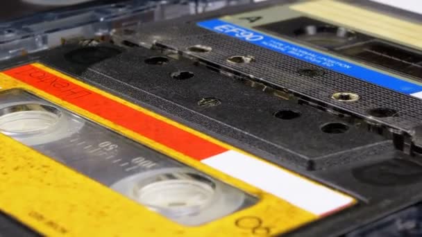 Quatre cassettes audio tournent sur fond blanc — Video