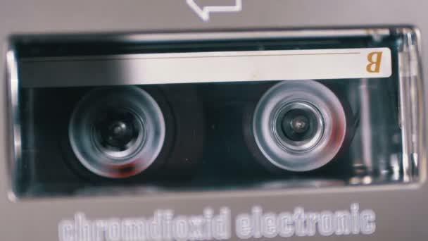 되감기는 테이프 레코더에 삽입 하는 오디오 카세트 테이프 — 비디오