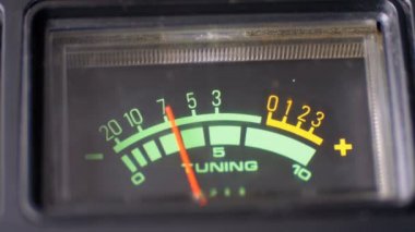 Ok ile analog sinyal göstergesi. Desibel cinsinden ses sinyal metre.
