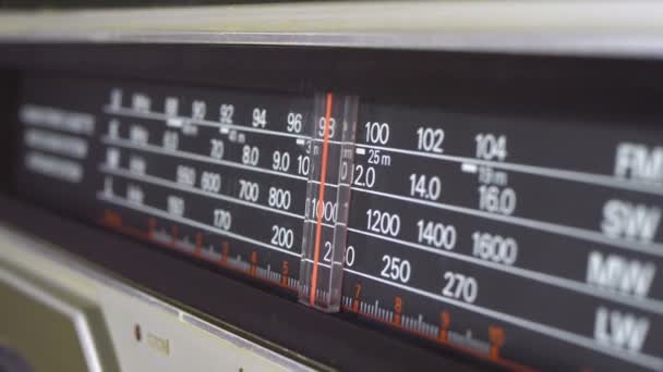 Tuning Analog Radio Dial frekvens skala av Vintage mottagare — Stockvideo