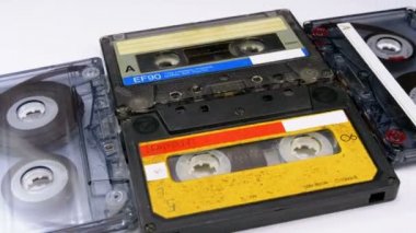 Dört ses kasetleri beyaz arka plan üzerinde döndürme