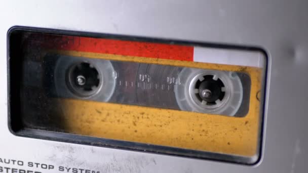 Nastro audio. Vintage nastro registratore riproduce audiocassetta inserito in esso — Video Stock