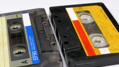 İki ses kasetleri beyaz arka plan üzerinde döndürme