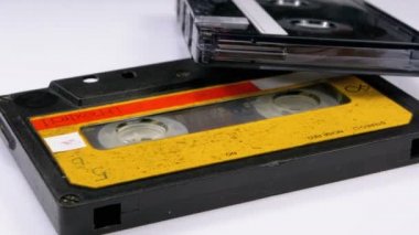 Beyaz arka plan üzerinde iki Vintage ses kaset döner