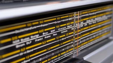 Retro radyo analog ölçeği ile şehirler, radyo istasyonları ve frekans adlarını ayarlama