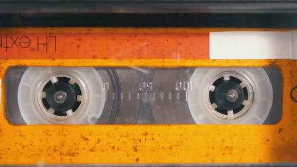 Cinta de audio. Grabadora de cinta Vintage reproduce cassette de audio insertado en ella — Vídeos de Stock