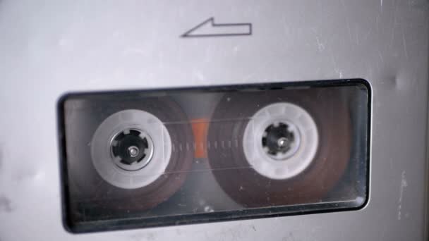 Cinta de audio. Grabadora de cinta Vintage reproduce cassette de audio insertado en ella — Vídeo de stock