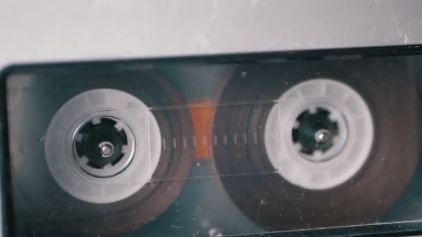 Cinta de audio. Grabadora de cinta Vintage reproduce cassette de audio insertado en ella — Vídeo de stock