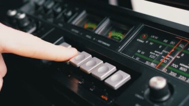 İterek Play, Stop, Rec, ff, Rew bir teyp düğmeleri