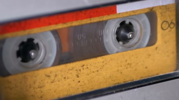 Audio-Tape. Vintage Tape Recorder speelt Audio Cassette daarin ingevoegd — Stockvideo