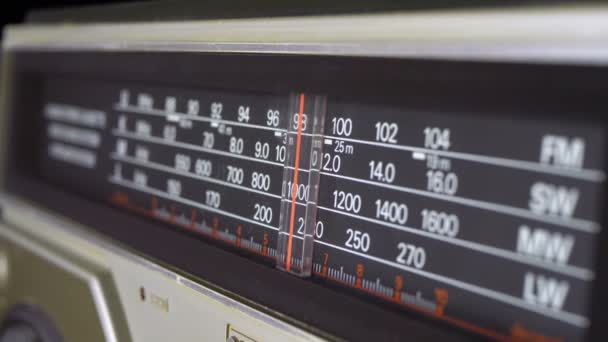 在老式接收机的刻度上调整模拟无线电拨号频率 — 图库视频影像