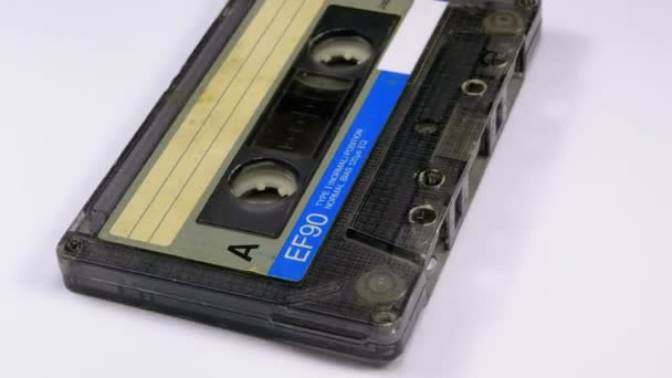 Vintage cassette de audio gira sobre fondo blanco — Vídeos de Stock