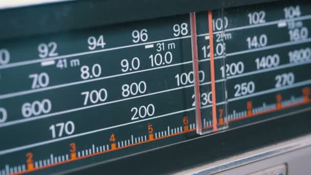 Analog Radyo arama sıklığını Vintage alıcı ölçeğini ayarlama — Stok video