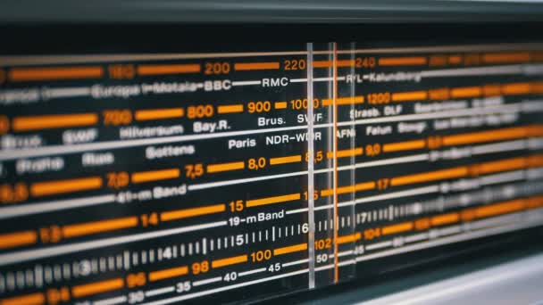 Tuning analoge schaal van de Retro Radio met de namen van steden, radiostations en frequentie — Stockvideo