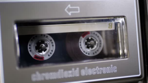 Audio Cassette wordt ingevoegd op het dek van het afspelen van Audio-Tape Recorder en Rotates — Stockvideo