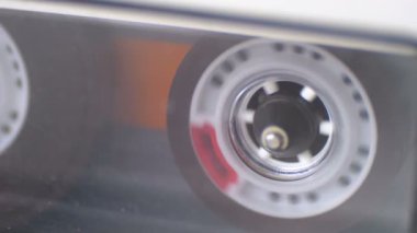 Teypteki kaset çalar ve döndürür..