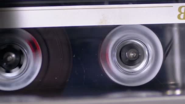 Rebobinar una cinta de casete de audio insertada en una grabadora de cinta — Vídeo de stock