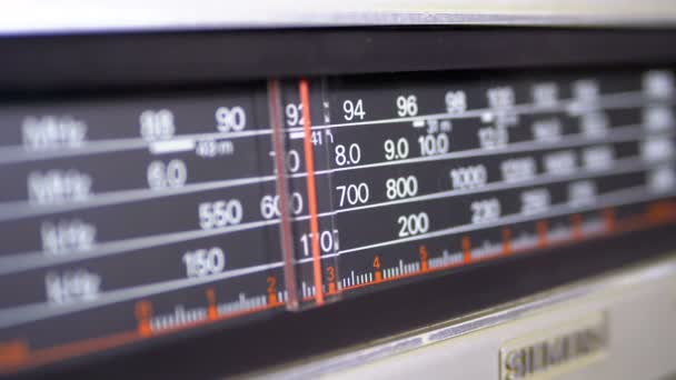 Sintonizzazione analogico Radio Dial Frequenza su scala del ricevitore Vintage — Video Stock