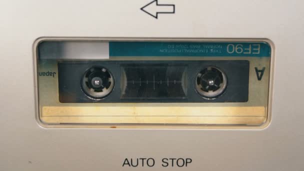 Grabadora de cinta reproduce cassette de audio insertado en ella. Cinta de audio Vintage — Vídeos de Stock