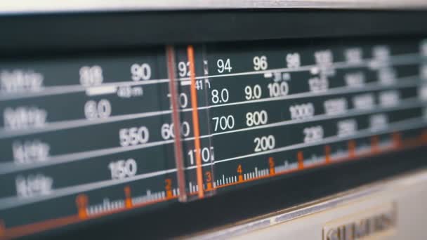 Tuning Analog Radio Dial frekvens skala av Vintage mottagare — Stockvideo