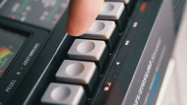 ビンテージ テープ レコーダーの再生ボタンを押します。レトロのトランジスタ ラジオ. — ストック動画