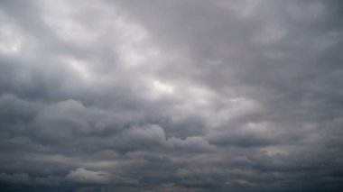 Fırtına bulutları gökyüzünde hareket ediyor. Zaman atlamalı