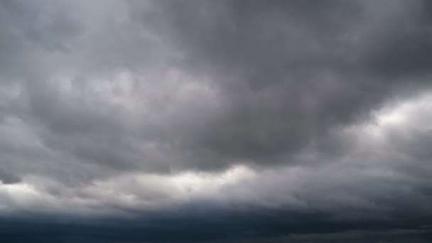 Am Himmel ziehen Gewitterwolken auf. Zeitraffer — Stockvideo