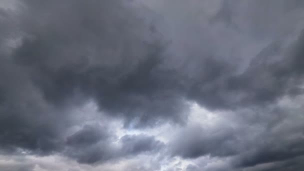 Nuvens de tempestade estão se movendo no céu. Tempo de Caducidade — Vídeo de Stock