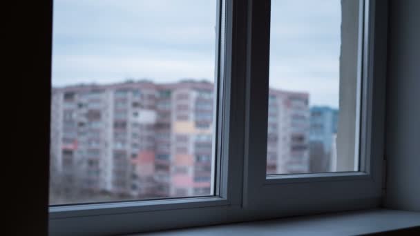 Vista del día a la noche a través de la ventana en las luces de las ventanas en edificios de gran altura — Vídeo de stock