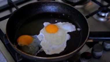 Kızarmış bir Pan Fried Yumurta Ağır çekim