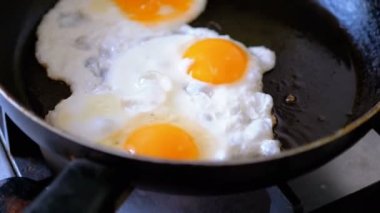 Bir tavada kızartma Fried üç yumurta