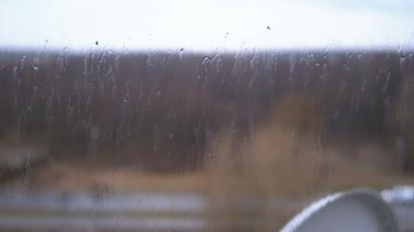 Dışarıda yağmur. Yağmur damlaları akış aşağı cam