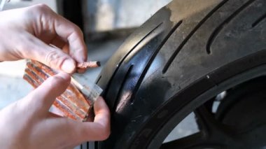 Tubeless lastik tamiri için kamçı. Ham kauçuk lastik içinde delikler gömlekler için