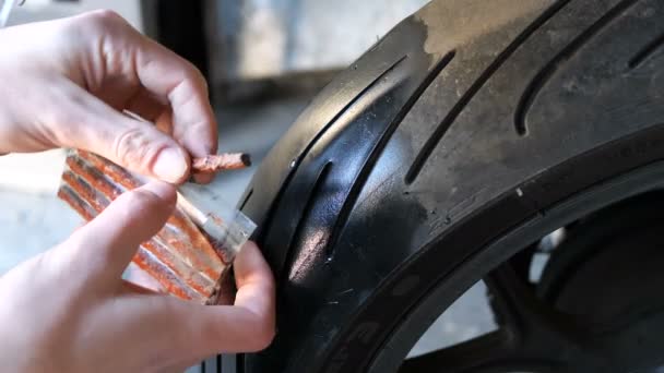 Flagela para reparar pneus sem tubos. Borracha bruta para punções vulcanizantes em pneus — Vídeo de Stock