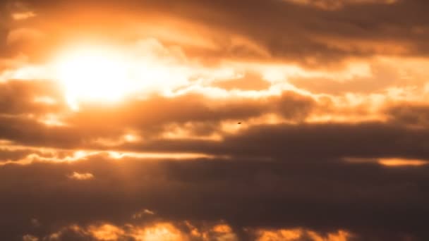 Dramatisk solnedgång över molnen. Tidsfördröjning — Stockvideo