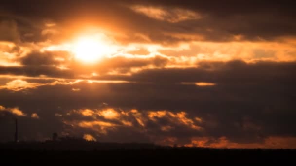 Dramatický západ slunce nad bouřkovými mraky a stromy. Časová prodleva — Stock video
