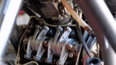 Motosiklet motorunda vanalar ve Vana mekanizmaları. Eksantrik mili motosiklet motoru.