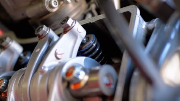 摩托车发动机的阀门和阀门机构。凸轮轴摩托车发动机. — 图库视频影像