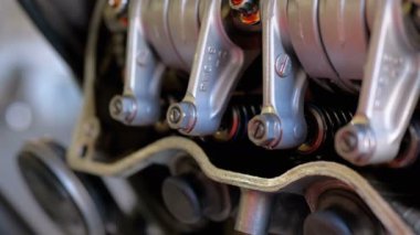 Motosiklet motorunda vanalar ve Vana mekanizmaları. Eksantrik mili motosiklet motoru.