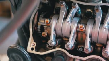 Motosiklet motorunda vanalar ve Vana mekanizmaları. Eksantrik mili motosiklet motoru.