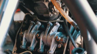 Motosiklet motorunda vanalar ve Vana mekanizmaları. Eksantrik mili motosiklet motoru.
