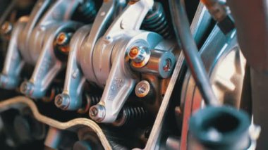 Motosiklet motorunda vanalar ve Vana mekanizmaları. Eksantrik mili motosiklet motoru.