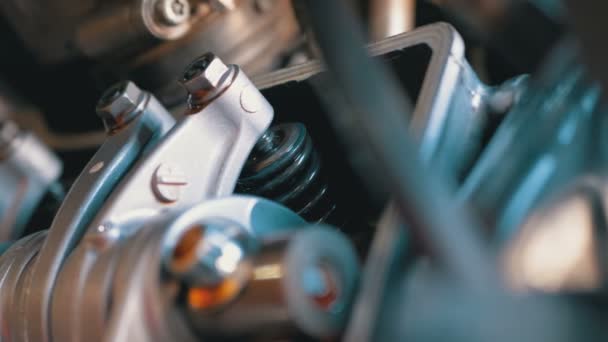 オートバイエンジンの弁。カムシャフトモーターサイクルエンジン. — ストック動画