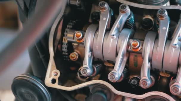 オートバイエンジンの弁および弁のメカニズム。カムシャフトモーターサイクルエンジン. — ストック動画