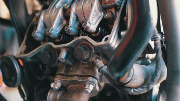 Valves and Valve Mechanisms in Motorcycle Engine. Moteur de moto à arbre à cames . — Video
