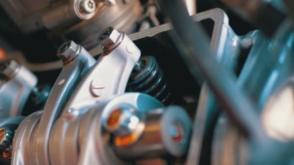 Клапани та механізми клапанів у двигуні мотоциклів. мотоциклетний двигун . — стокове відео