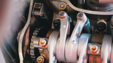 Motosiklet motorunda vanalar ve Vana mekanizmaları. Eksantrik mili motosiklet motoru.