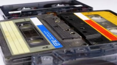 Dört ses kasetleri beyaz arka plan üzerinde döndürme