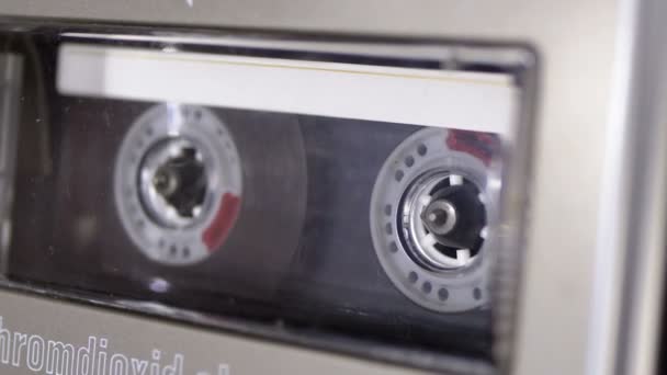La cassette audio est insérée dans la plate-forme de l'enregistreur de bande audio Lecture et tourne 